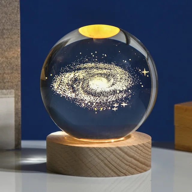 Lámpara Galaxia 3D bola de cristal con base de madera iluminada